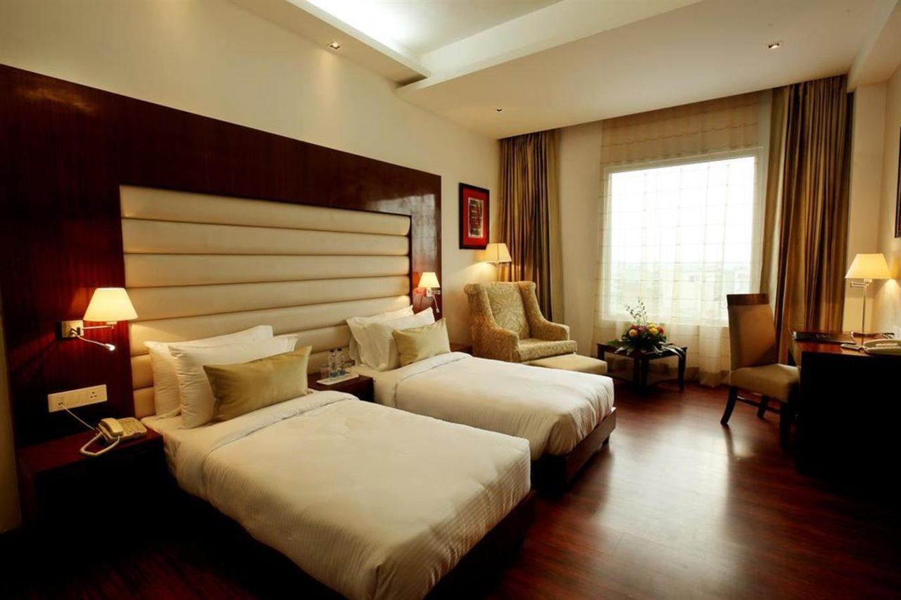 Days Hotel By Wyndham Panipat Bagian luar foto