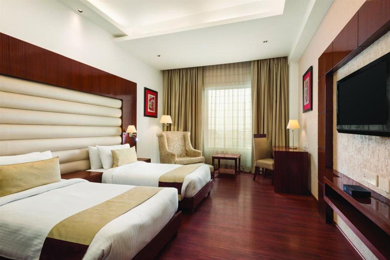 Days Hotel By Wyndham Panipat Bagian luar foto